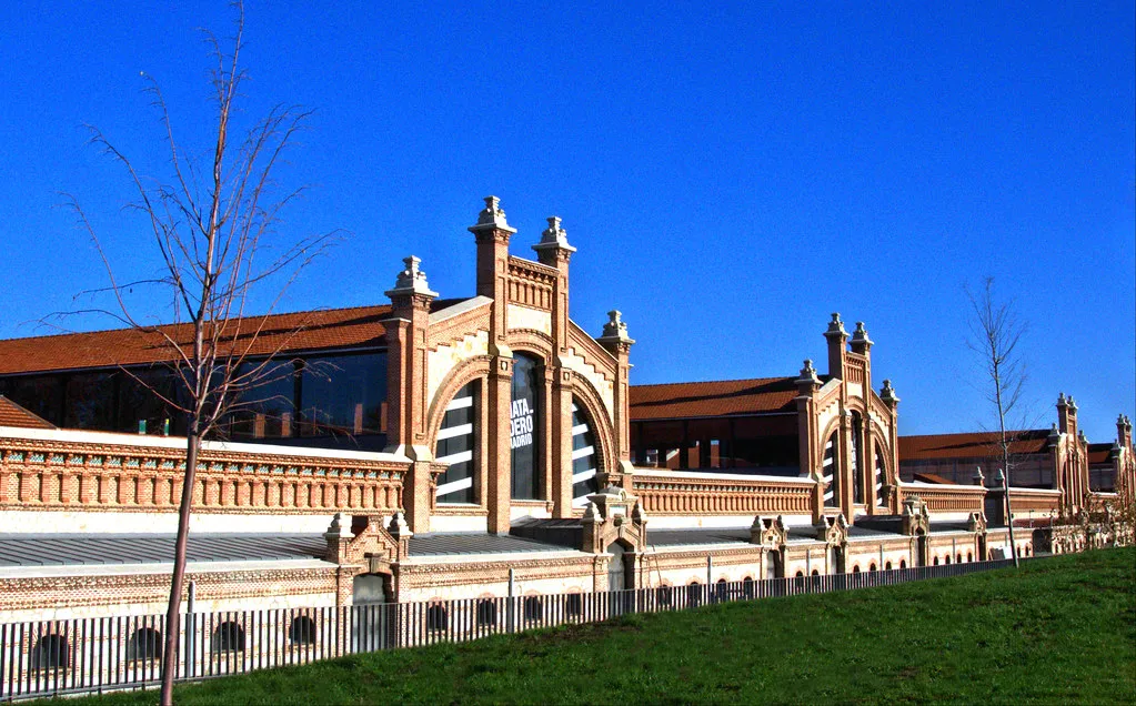Fachada histórica de Matadero Madrid, centro de cultura e innovación estratégica cerca de las oficinas Matadero y espacios de coworking.