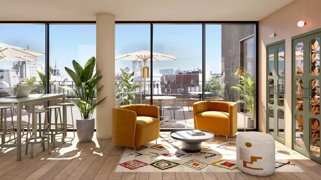 Terraza y zona de bienestar en Monday Gran Vía, oficinas flexibles diseñadas para la retención de talento en Madrid.