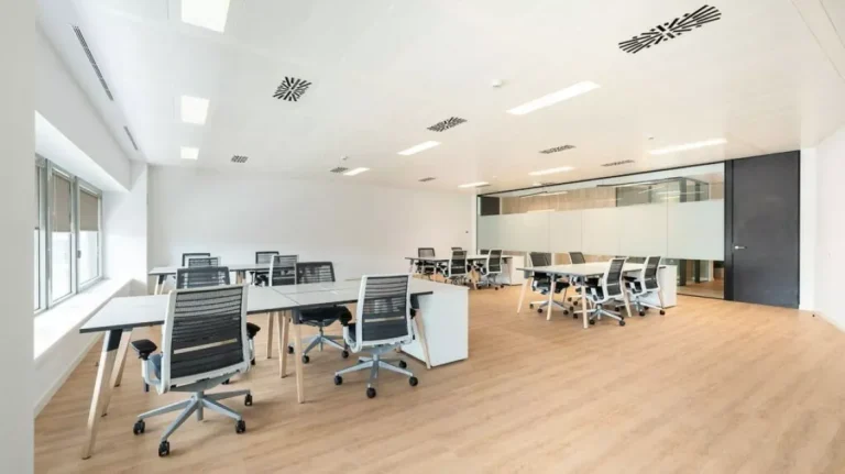 Espacios de trabajo amplios y luminosos en Lexington La Illa, ideales para compañías que buscan estabilidad corporativa con agilidad contractual.