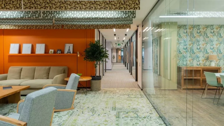 Vista del pasillo central de Utopicus Diagonal mostrando oficinas privadas acristaladas y zonas de espera confortables.