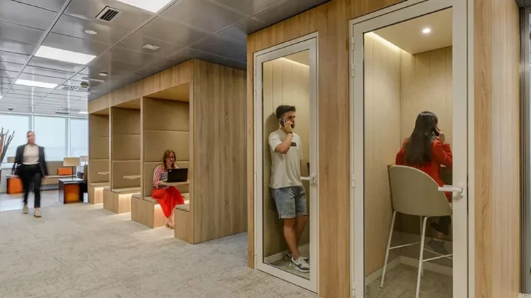 Detalle de phone booths o cabinas de concentración individual en el centro de negocios Networkia Diagonal.