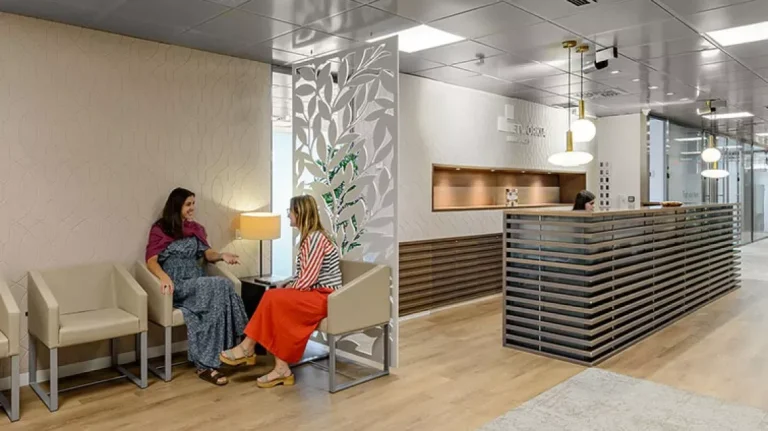 Recepción moderna de Networkia Diagonal con personal atendiendo a clientes en un entorno corporativo de alta gama en Barcelona.