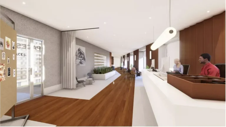 Entrada principal y zona de recepción con suelos de madera en Spaces La Illa Barcelona, mostrando un entorno profesional y dinámico.