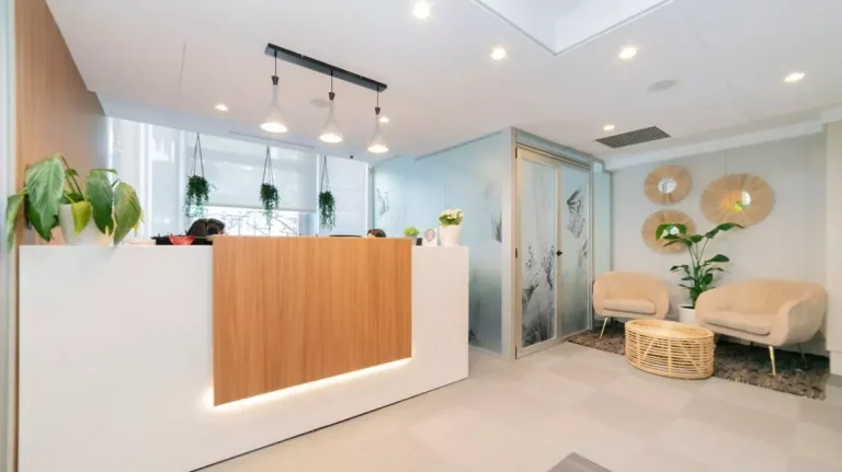 Recepción de diseño minimalista y profesional en Inspira Workspaces, oficinas estratégicas en Arganzuela.