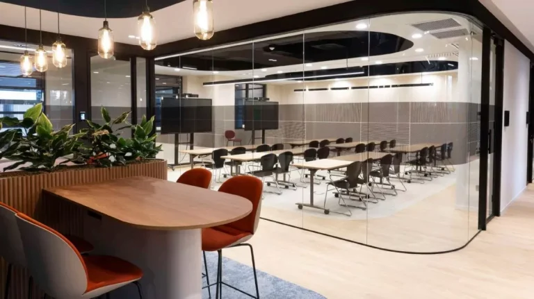 Sala de juntas de diseño minimalista y acristalada en La Illa and co, ideal para reuniones de alta confidencialidad en el eje Diagonal.