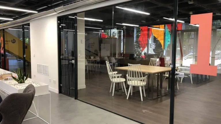 Sala de juntas privada y acristalada en Talent Garden Atocha para reuniones estratégicas de startups.
