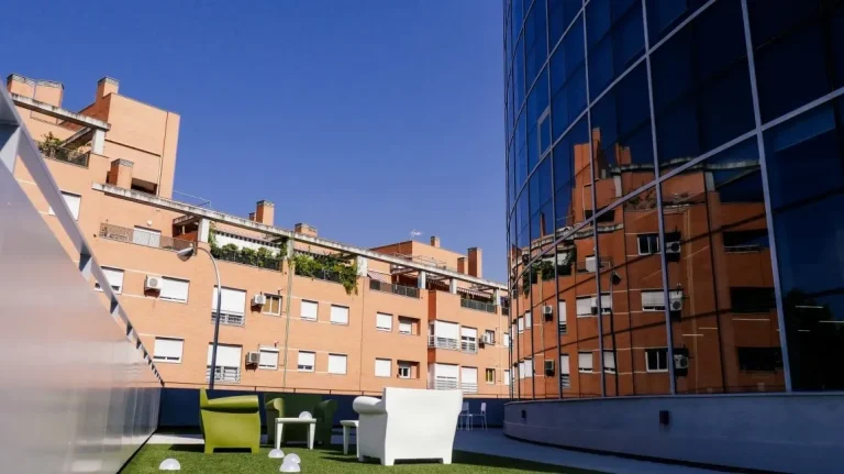 Terraza para eventos de networking en el espacio de coworking Talent Garden Atocha de Madrid.