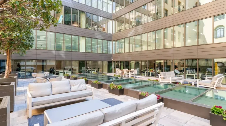 Amplia terraza exterior de Utopicus Diagonal con sofás, un activo estratégico para eventos corporativos y retención de talento.