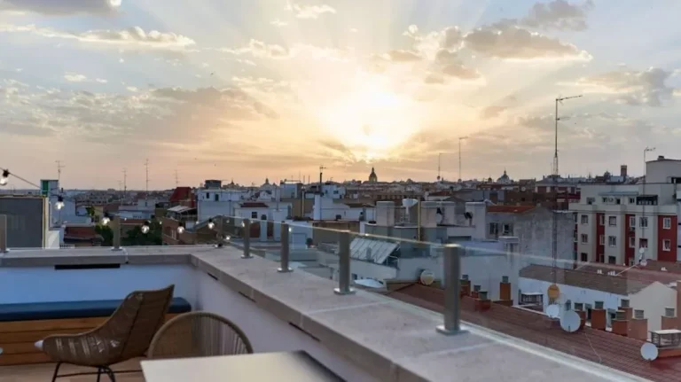 Atardecer desde la terraza de Inspira Workspaces con vistas panorámicas al eje empresarial de Arganzuela.