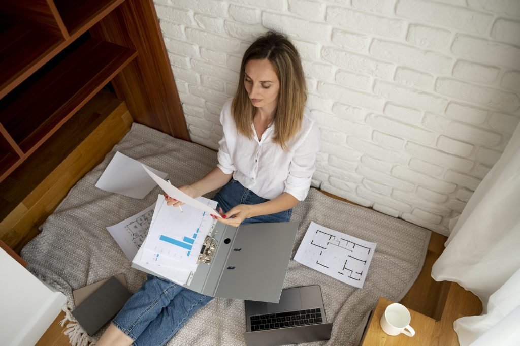 Gráfico comparativo de costes y ahorro acumulado a 5 años: Oficina flexible Sit&Plug vs. alquiler tradicional en Madrid y Barcelona.