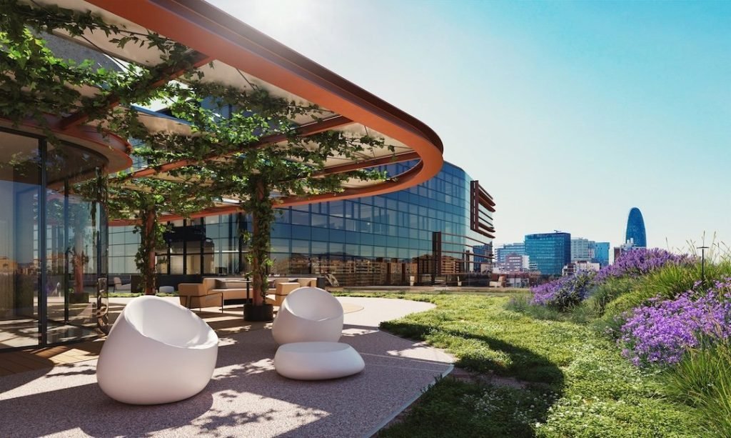 Terraza de uso común en una oficina flexible en Barcelona, un factor clave para la retención de talento y la cultura de empresa.