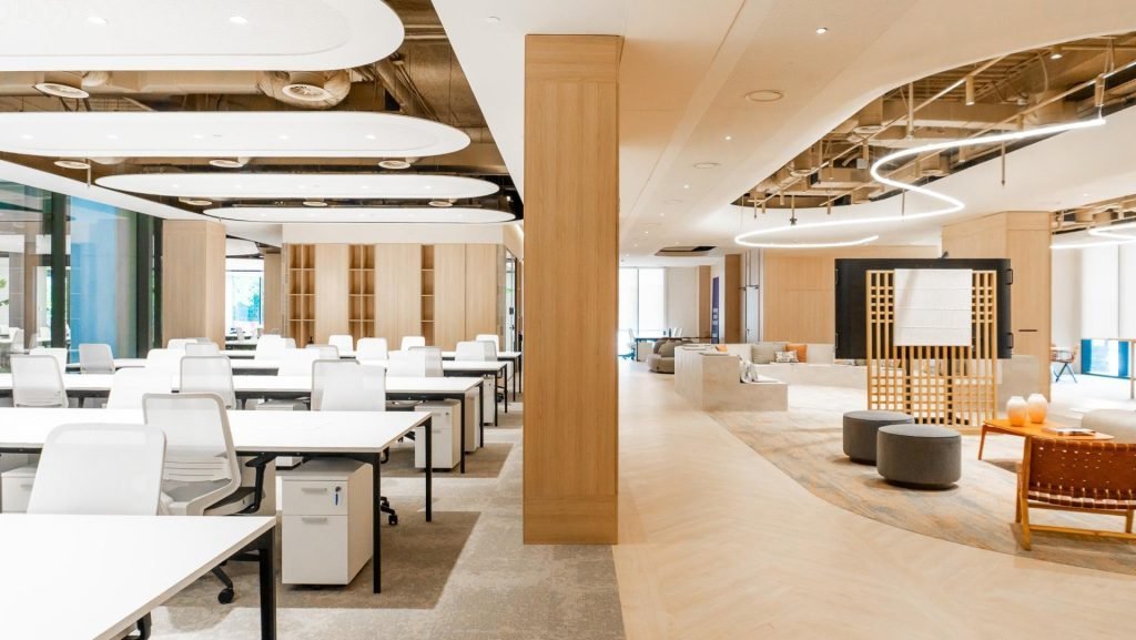 Área de trabajo en una serviced office moderna y luminosa, ejemplo de oficina ready-to-go para optimizar el balance de situación de una empresa.