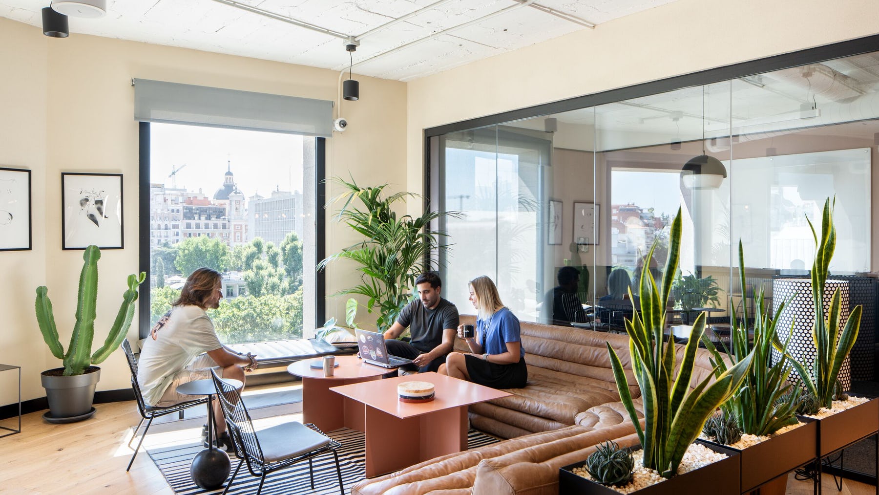 Diseño de interiores en tu oficina = Productividad y bienestar